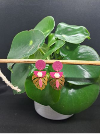 Boucles exotiques cuir couleur prune, feuille tropicale dorée.