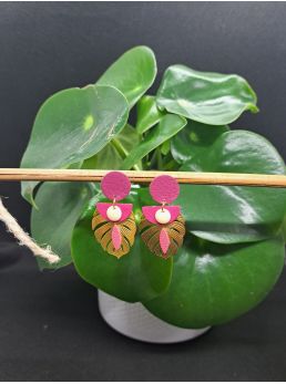 Boucles exotiques cuir couleur prune, feuille tropicale dorée.