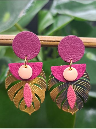 Boucles exotiques cuir couleur prune, feuille tropicale dorée.