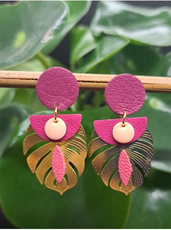 Boucles exotiques cuir couleur prune, feuille tropicale dorée.