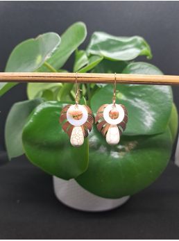 Boucles Bohèmes, feuille tropicale, perle blanche craquelée.