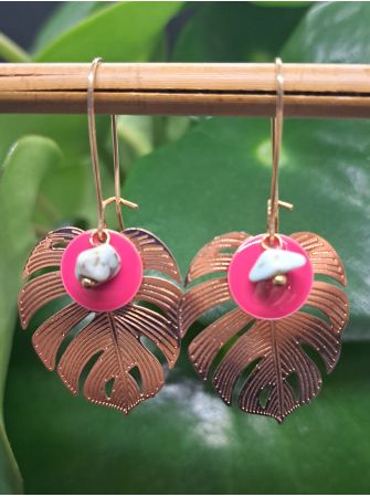 Boucles exotiques, feuille tropicale, sequin émaillé rose.