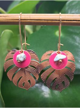 Boucles exotiques, feuille tropicale, sequin émaillé rose.
