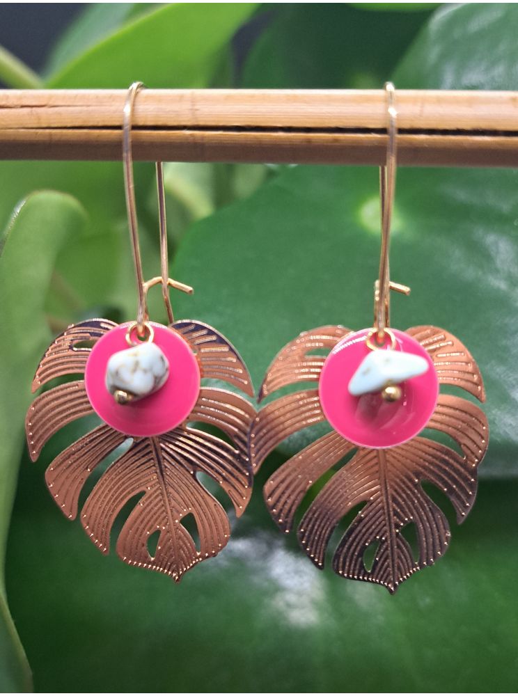 Boucles exotiques, feuille tropicale, sequin émaillé rose. Boucles exotiques, feuille tropicale, sequin émaillé rose.