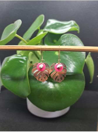 Boucles exotiques, feuille tropicale, sequin émaillé rose.