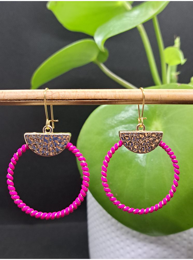 Dormeuses macramé fuchsia et doré Dormeuses macramé fuchsia et doré
