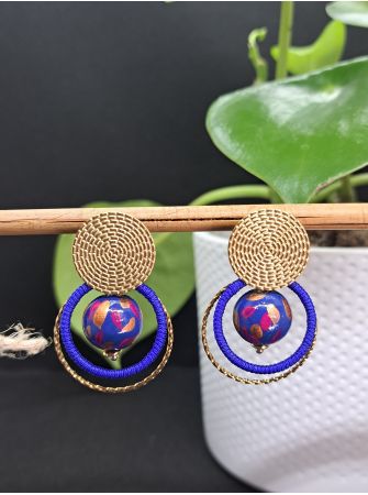 Puces, perles en bois bleu nuit.