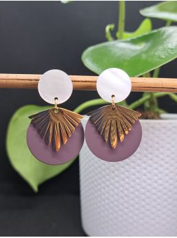 Puces coquillages et médailles couleur aubergine