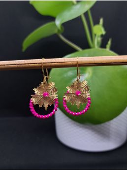 Dormeuses fleur dorée et macramé doré fuchsia