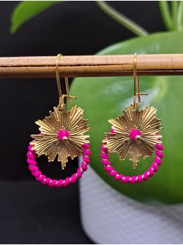 Dormeuses fleur dorée et macramé doré fuchsia