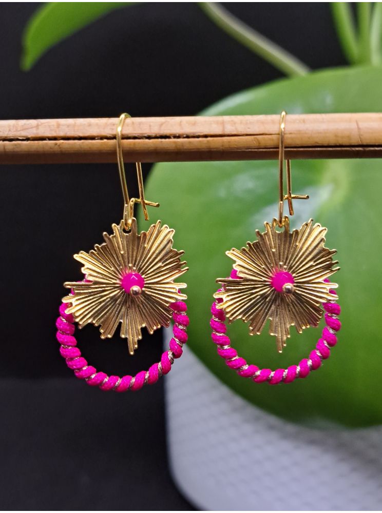 Dormeuses fleur dorée et macramé doré fuchsia Dormeuses fleur dorée et macramé doré fuchsia