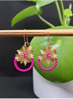 Dormeuses fleur dorée et macramé doré fuchsia