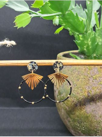 Puce résine champagne et noire, éventail doré, perles noires.