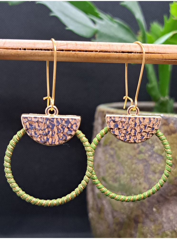 Dormeuses macramé vert olive et doré Dormeuses macramé vert olive et doré