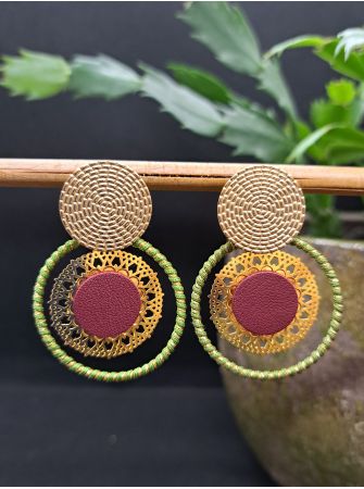 Puces dorées, macramé vert olive et doré, cuir.