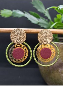 Puces dorées, macramé vert olive et doré, cuir.
