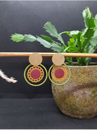 Puces dorées, macramé vert olive et doré, cuir.