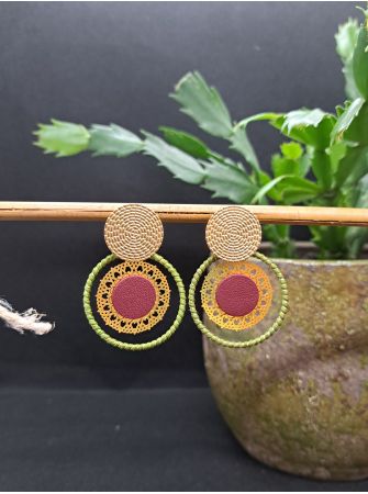 Puces dorées, macramé vert olive et doré, cuir.