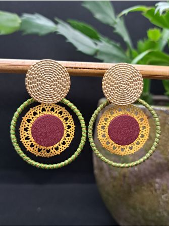 Puces dorées, macramé vert olive et doré, cuir.