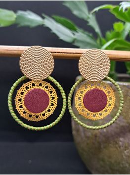 Puces dorées, macramé vert olive et doré, cuir.