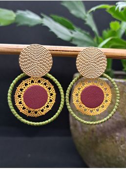 Puces dorées, macramé vert olive et doré, cuir.