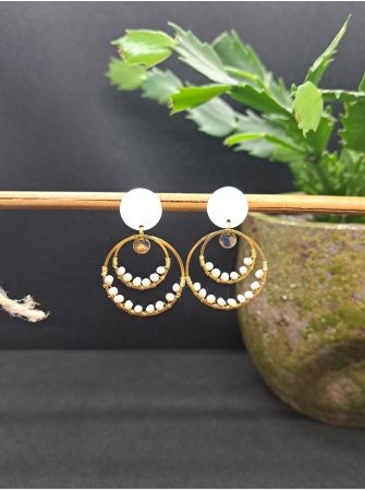 Coquillage blanc nacré, perles d'eau douce.