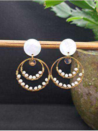 Coquillage blanc nacré, perles d'eau douce.