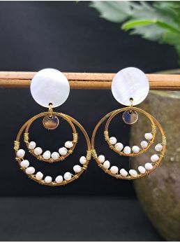 Coquillage blanc nacré, perles d'eau douce.