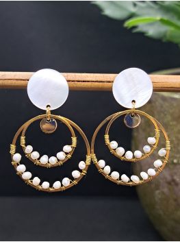 Coquillage blanc nacré, perles d'eau douce.