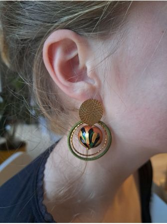 Puces, perles en bois cuivré et fil vert.