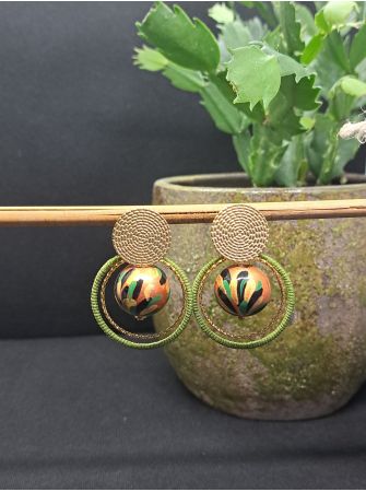 Puces, perles en bois cuivré et fil vert.