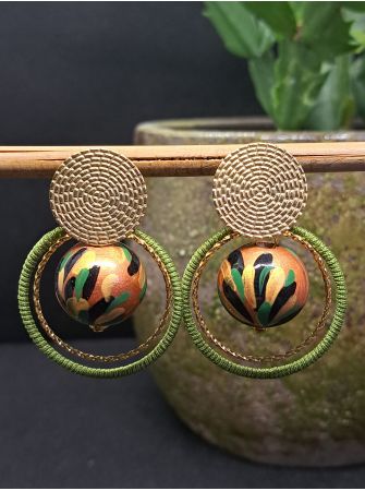 Puces, perles en bois cuivré et fil vert.