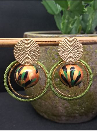 Puces, perles en bois cuivré et fil vert.