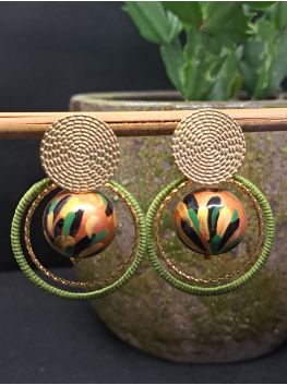 Puces, perles en bois cuivré et fil vert.