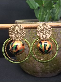Puces, perles en bois cuivré et fil vert.