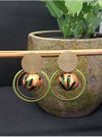 Puces, perles en bois cuivré et fil vert.