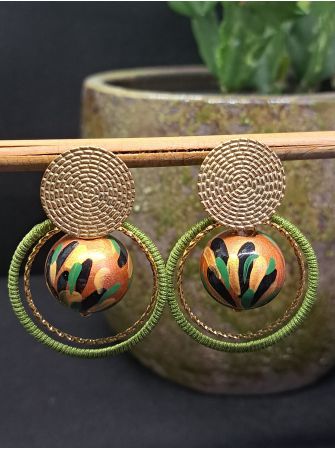 Puces, perles en bois cuivré et fil vert.