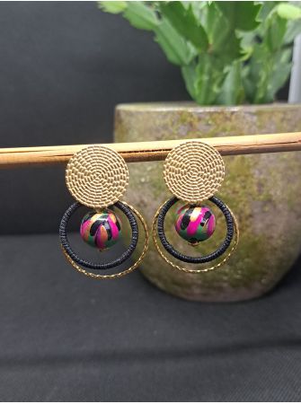 Puces, perles en bois vertes, fil noir.