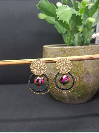 Puces, perles en bois vertes, fil noir.