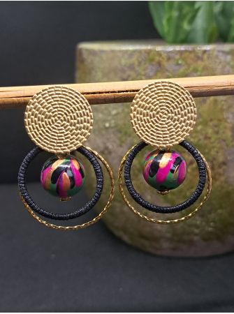 Puces, perles en bois vertes, fil noir.