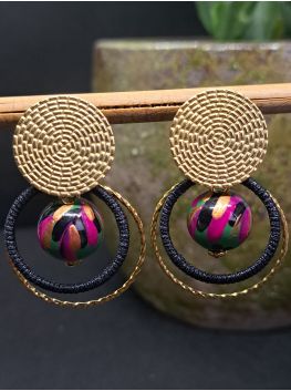 Puces, perles en bois vertes, fil noir.