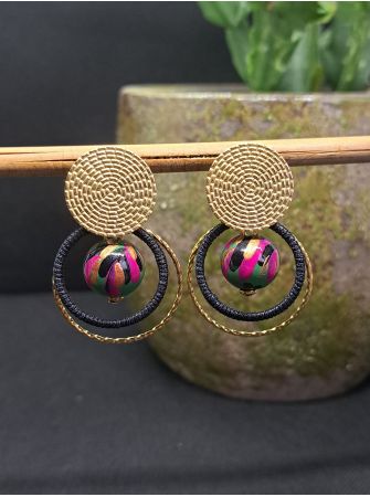 Puces, perles en bois vertes, fil noir.