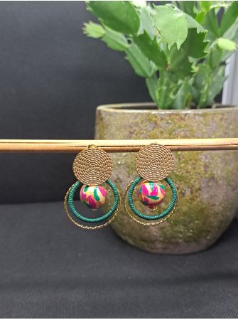 Puces, perles en bois dorées, fil vert sapin.