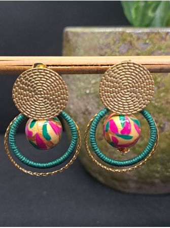 Puces, perles en bois dorées, fil vert sapin.