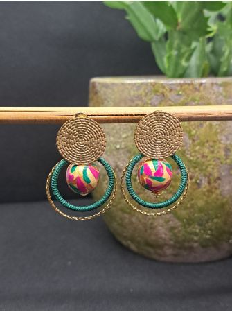 Puces, perles en bois dorées, fil vert sapin.