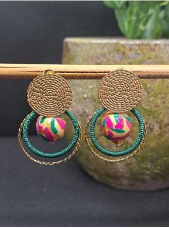 Puces, perles en bois dorées, fil vert sapin.