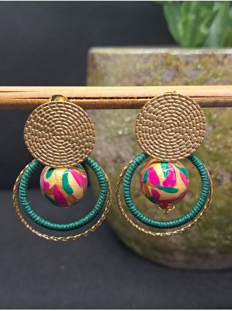 Puces, perles en bois dorées, fil vert sapin.