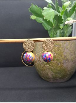 Puces, perles en bois doré.