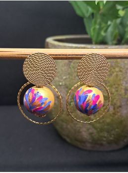 Puces, perles en bois doré.