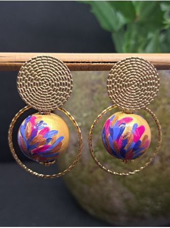 Puces, perles en bois doré.